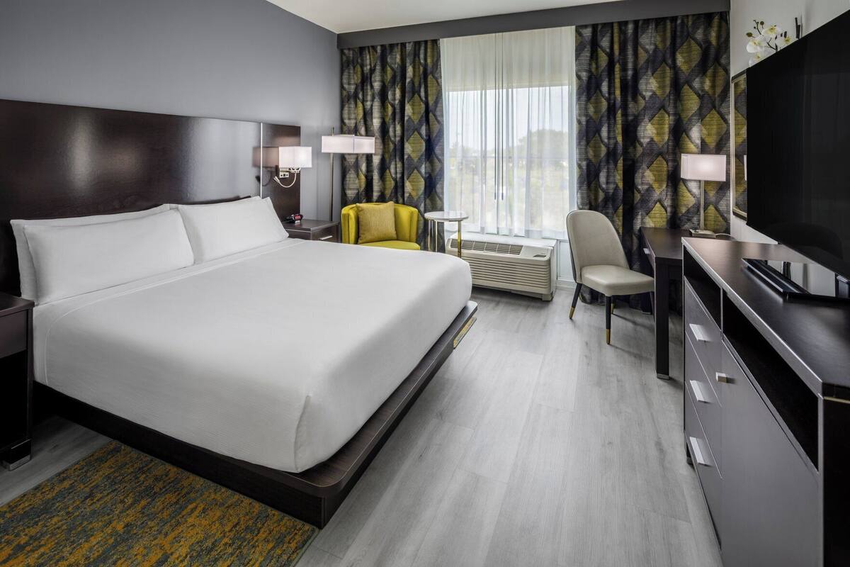 Luxe beddengoed, een kluis op de kamer, een bureau, geluiddichte muren