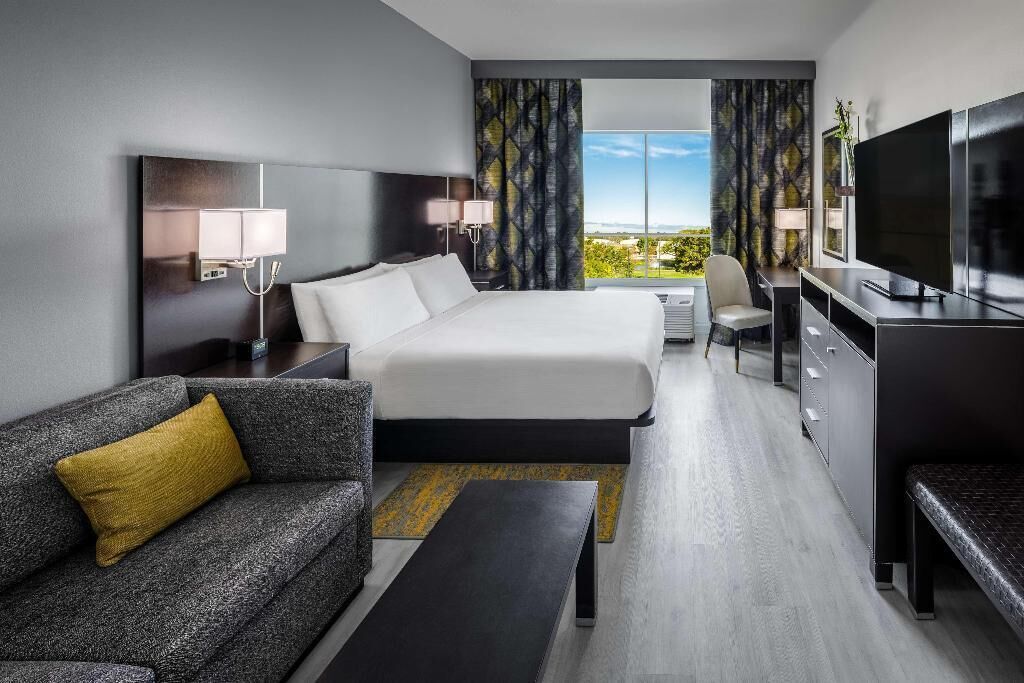 Luxe beddengoed, een kluis op de kamer, een bureau, geluiddichte muren