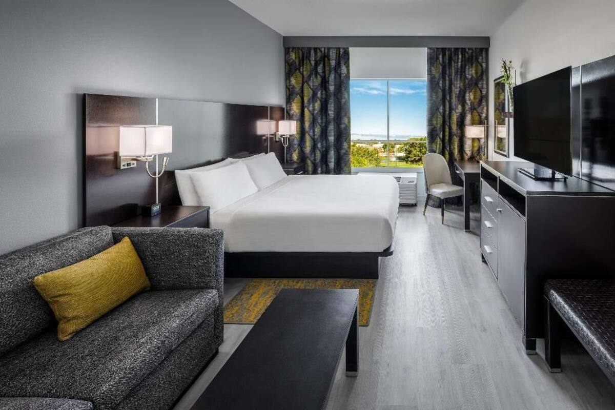 Luxe beddengoed, een kluis op de kamer, een bureau, geluiddichte muren