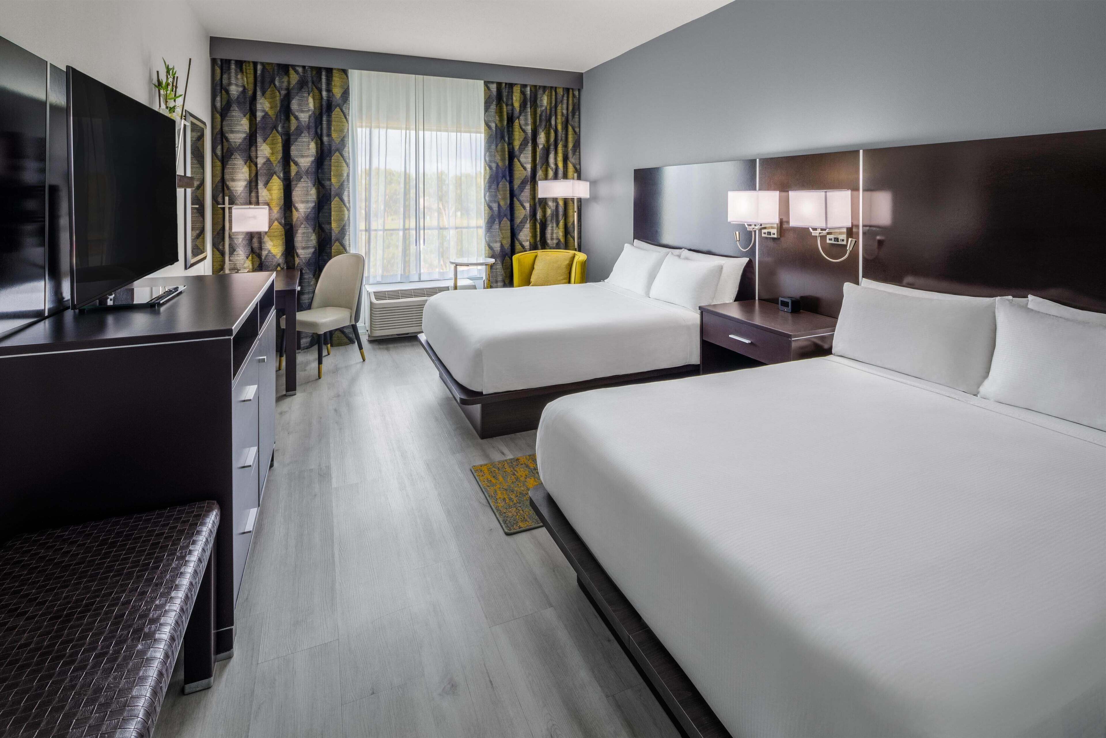 Roupas de cama premium, cofres nos quartos, escrivaninha