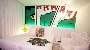 Minibar, brankas, meja kerja, dan setrika/meja setrika