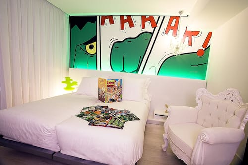 Minibaari, tallelokero huoneessa, työpöytä, silitysrauta/-lauta