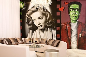 Flat-screen TV - Dormirdcine Cooltural Rooms (Madrid)
