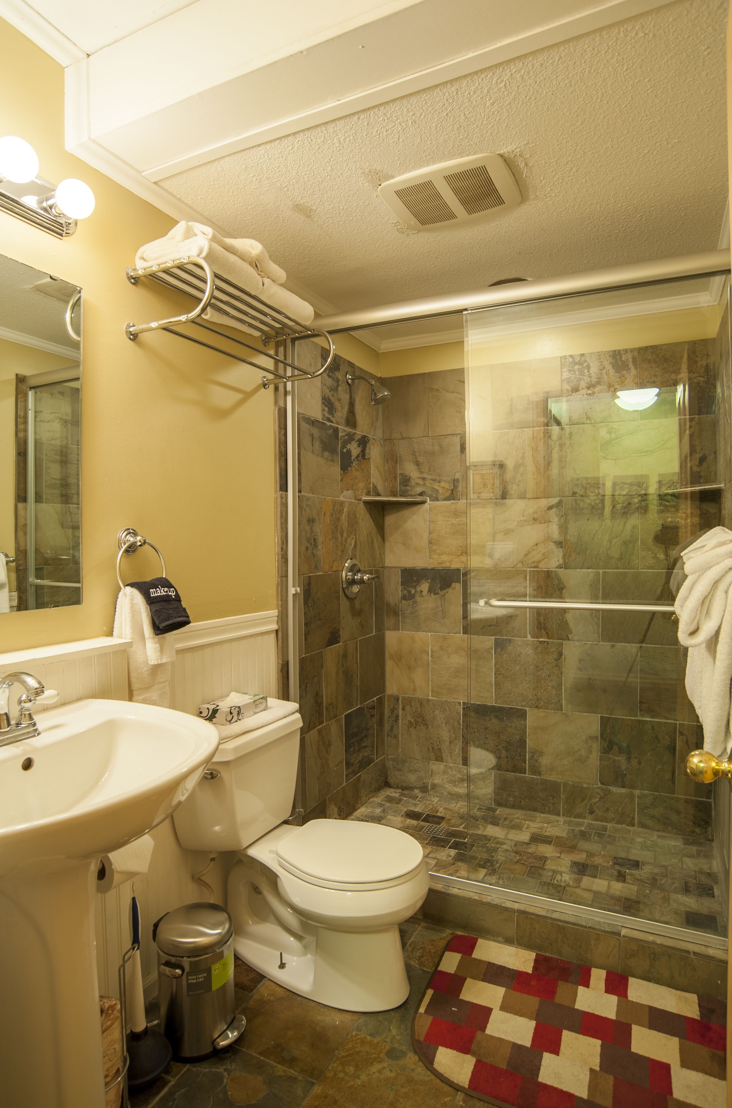 combined shower/bathtub, free toiletries, hair dryer, towels