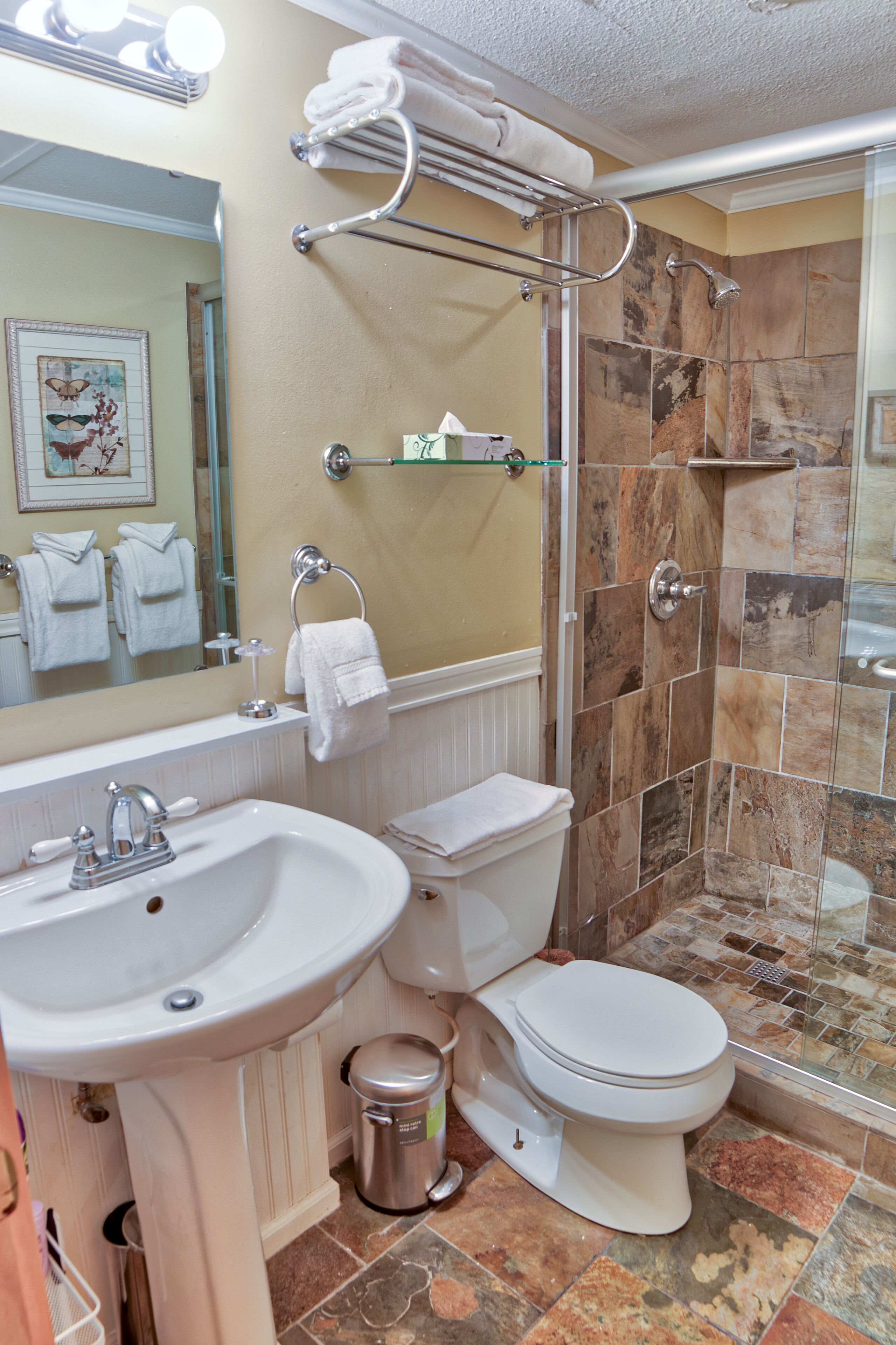 combined shower/bathtub, free toiletries, hair dryer, towels