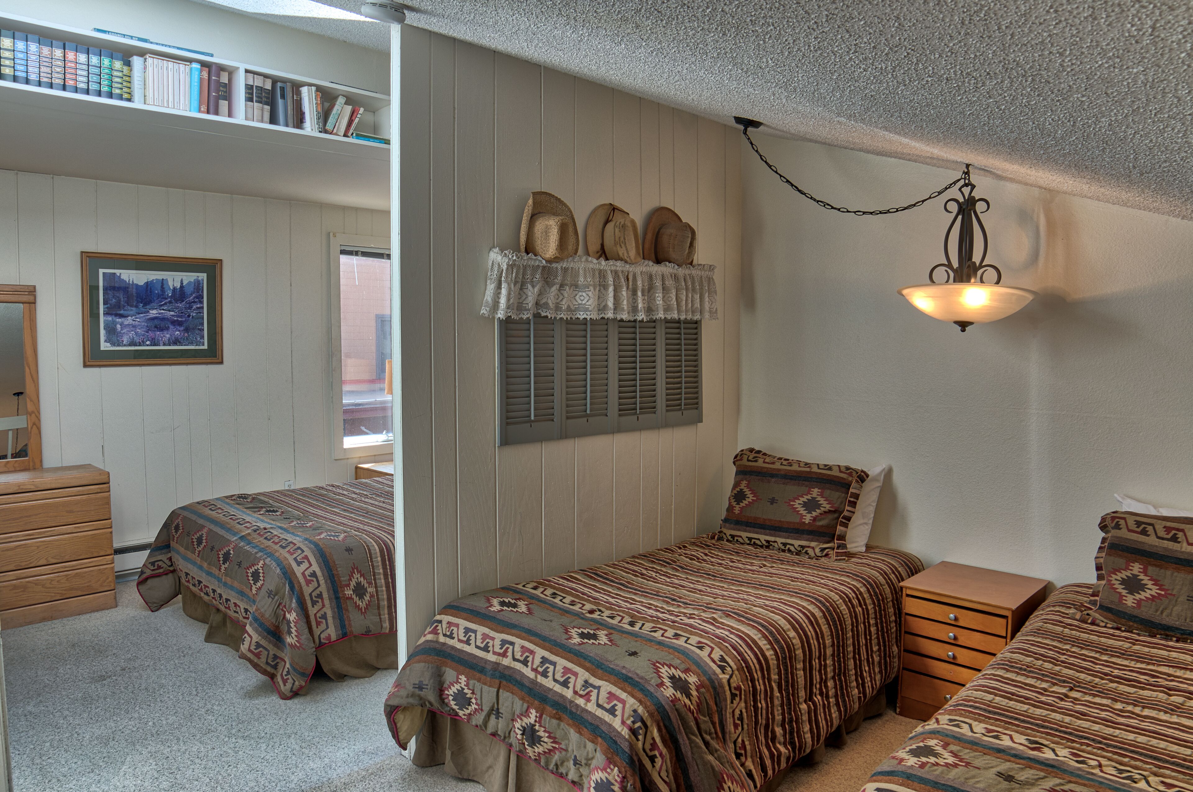 comfort condo, 2 bedrooms, hot tub, lake view | 1 bedroom, iron/ironing board, free wifi, bed sheets