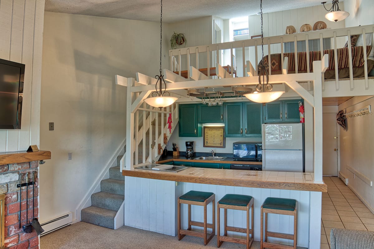 comfort condo, 2 bedrooms, hot tub, lake view | in-room dining