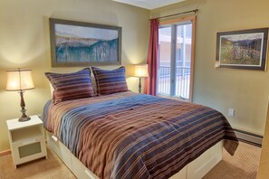 Tabla de planchar con plancha, wifi gratis, ropa de cama y despertador 