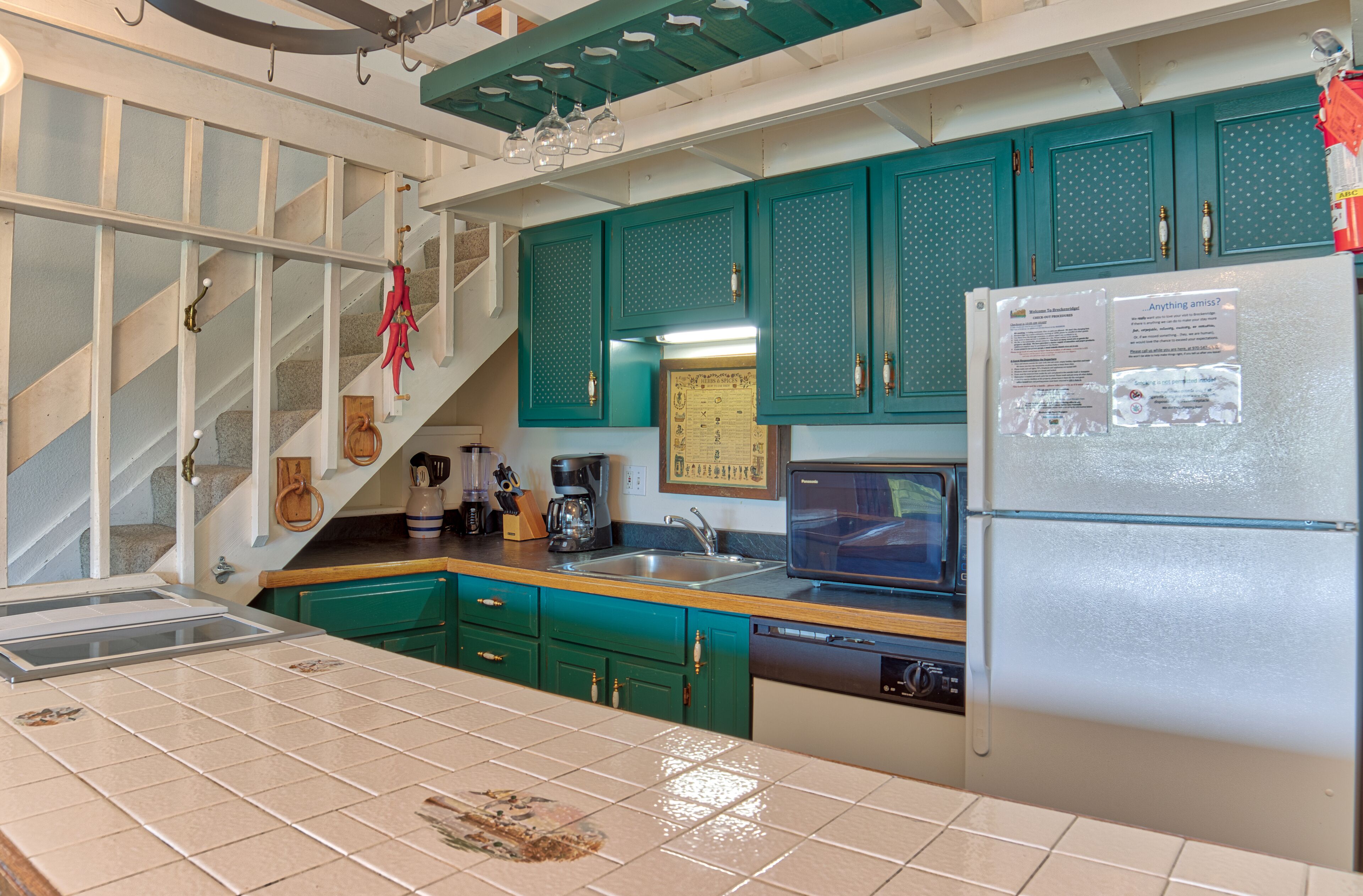 comfort condo, 2 bedrooms, hot tub, lake view | private kitchen | fridge, microwave, oven, stovetop