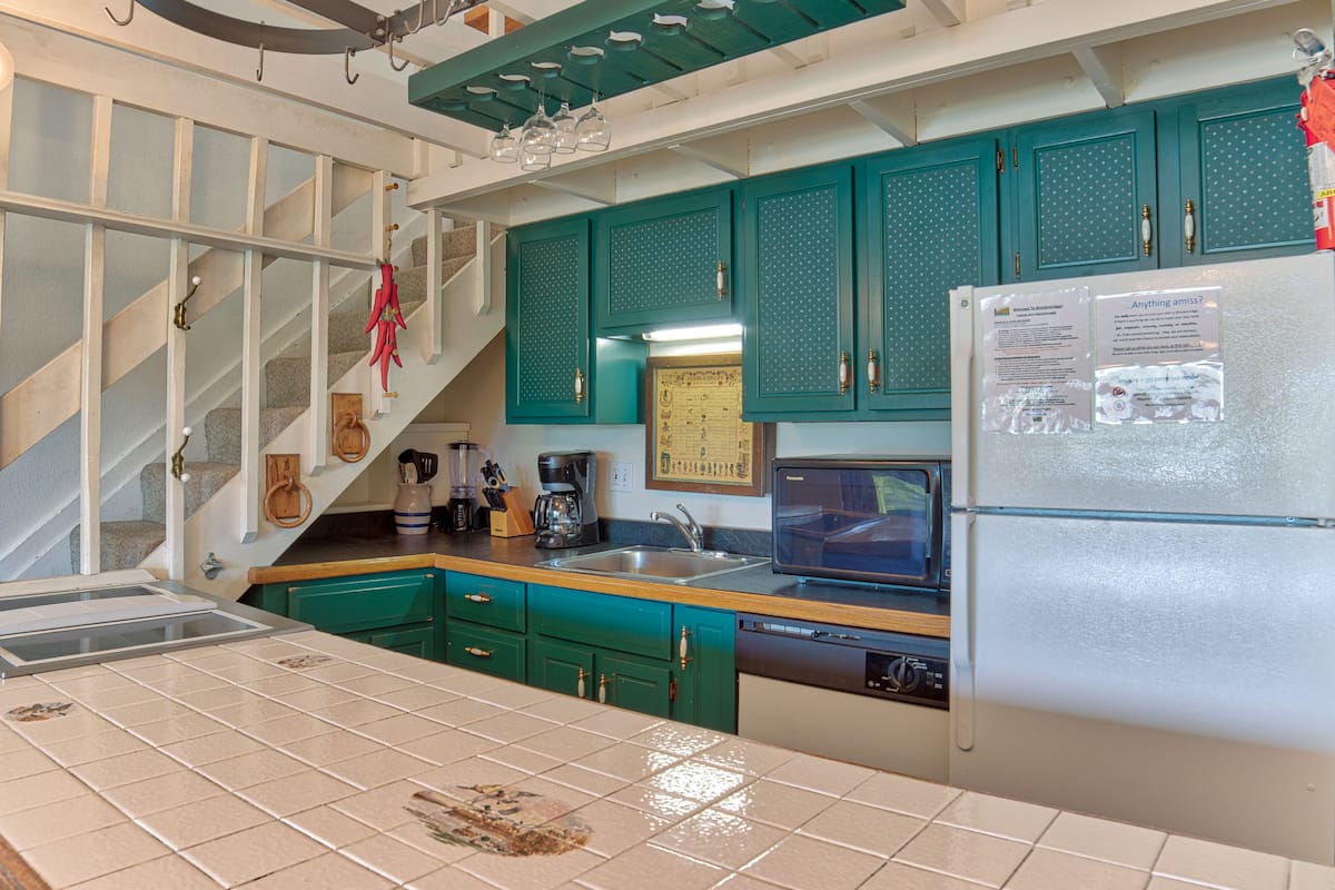 comfort condo, 2 bedrooms, hot tub, lake view | private kitchen | fridge, microwave, oven, stovetop