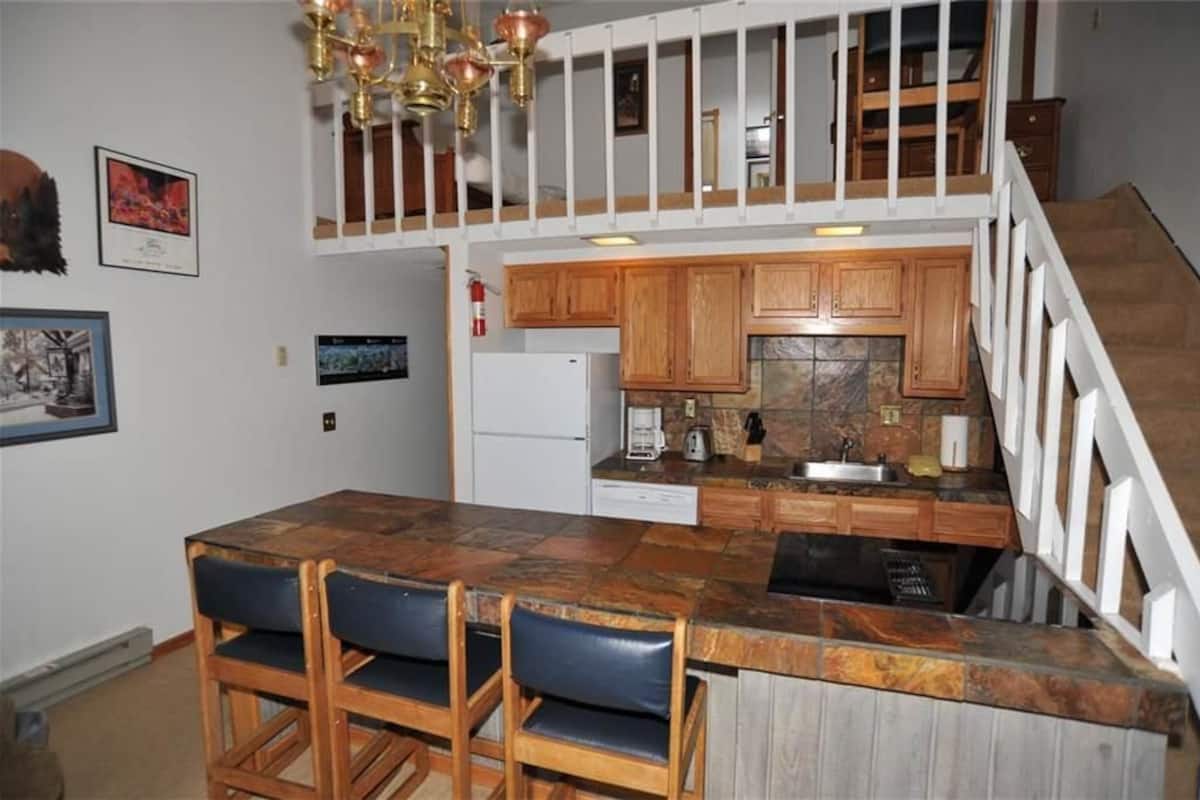 condo, 2 bedrooms | private kitchen | fridge, microwave, oven, stovetop