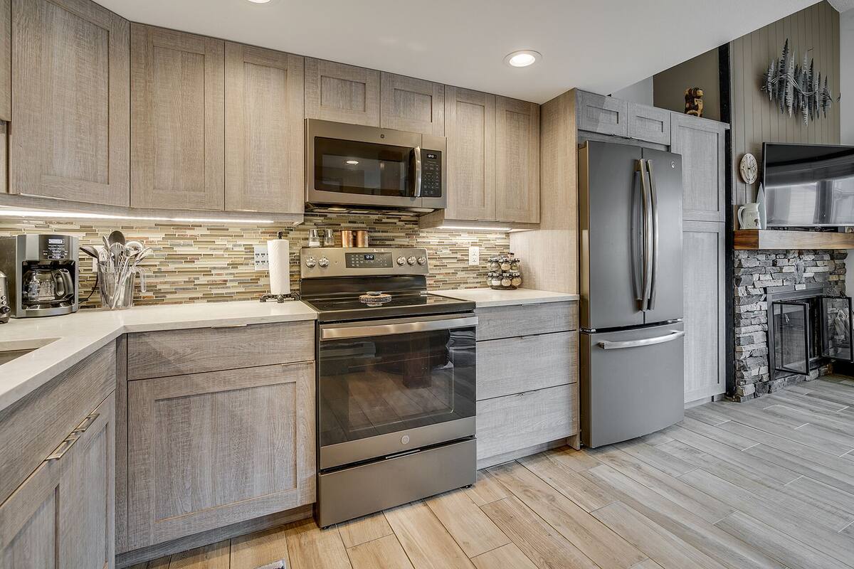 standard condo, 1 bedroom, fireplace, mountain view | private kitchen | fridge, microwave, oven, stovetop