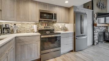 Condo estándar, 1 habitación, chimenea, vista a la montaña | Cocina privada | Refrigerador, microondas, horno y parrilla de estufa