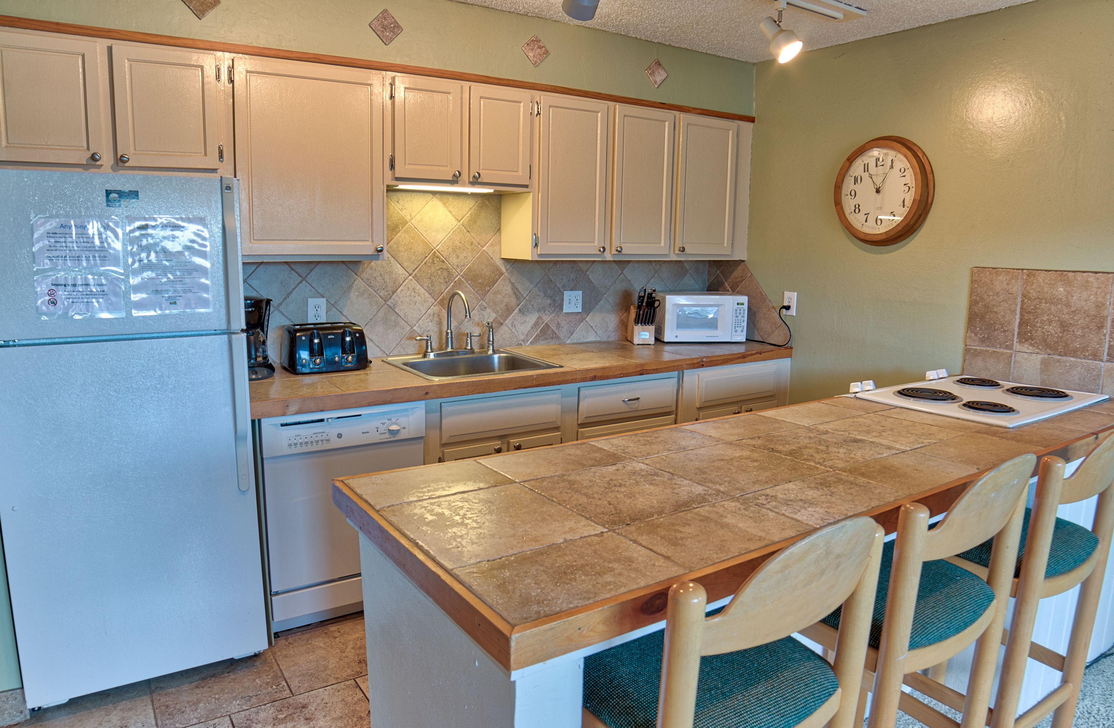 standard condo, 1 bedroom, fireplace, lake view | private kitchen | fridge, microwave, oven, stovetop