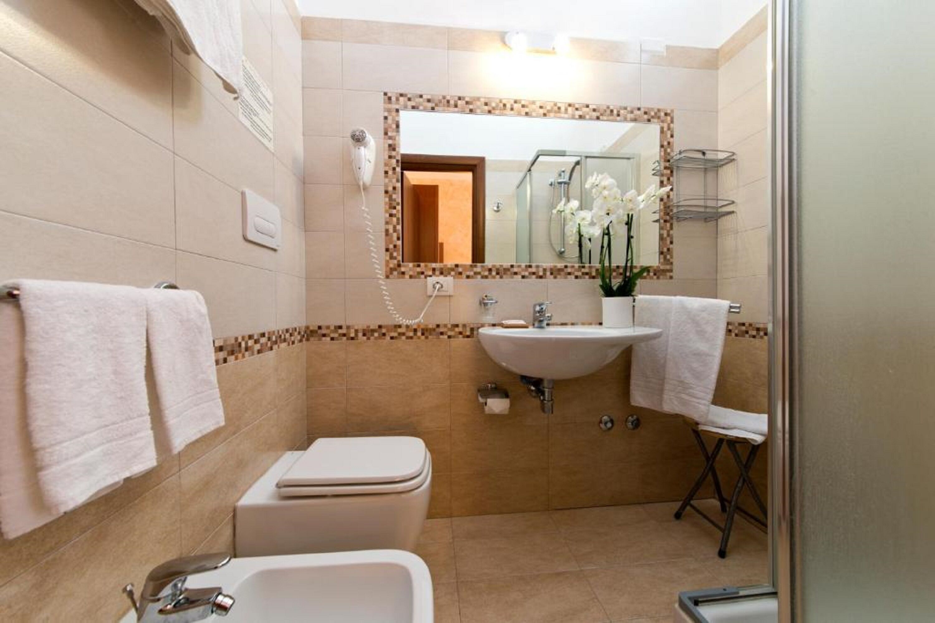classic double room | bathroom | free toiletries, hair dryer, bathrobes, towels