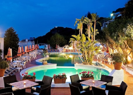 Indoor pool, seasonal outdoor pool. Hotel Casa Di Meglio