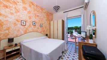 Tweepersoonskamer, balkon | Luxe beddengoed, een minibar, een kluis op de kamer, een bureau