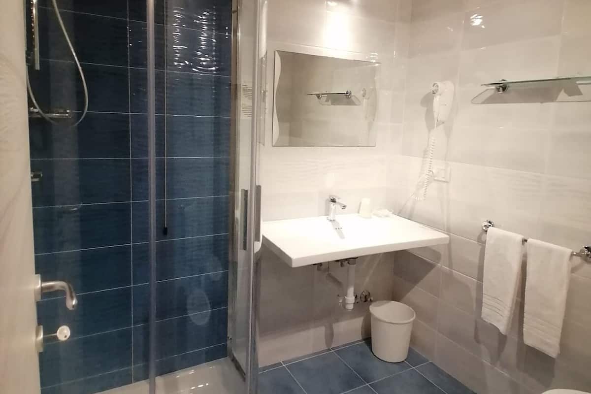 junior suite, terrace | bathroom | free toiletries, hair dryer, bathrobes, towels