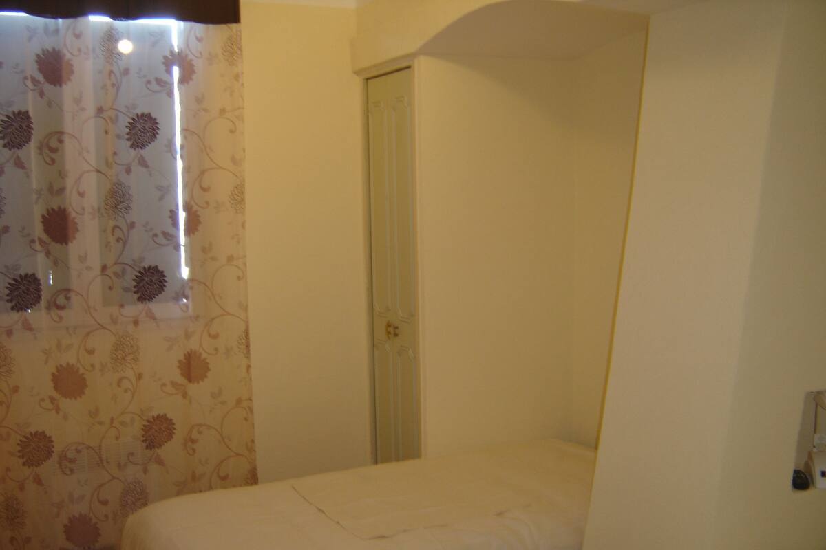 Single Room | Cots/infant beds, rollaway beds, free WiFi