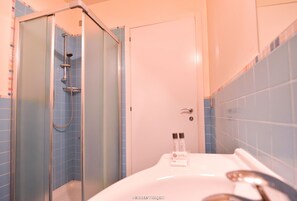 Room, 2 Twin Beds | Bathroom | Shower, free toiletries, hair dryer - Standard Hotel Udine (Pradamano)