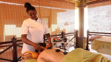 Salas para tratamentos a dois, sauna seca, banheira de hidromassagem