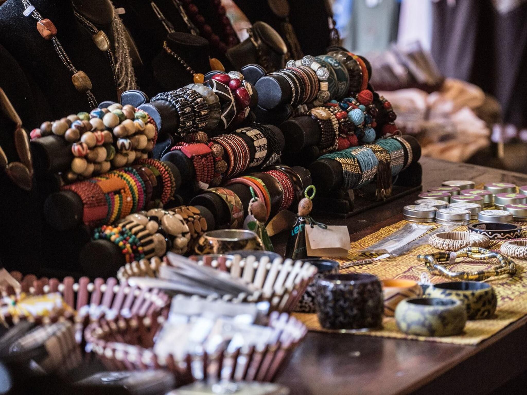 Una exhibición de pulseras y collares en un puesto de mercado.