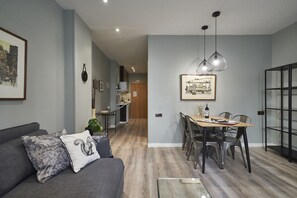 Departamento superior, 1 habitación, 2 baños | Área de sala de estar | Televisión de plasma 