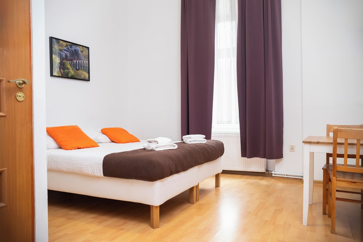 In-room safe, WiFi (free), bed sheets