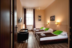Standard-Dreibettzimmer | Zimmersafe, kostenloses WLAN, Bettwäsche