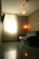 Family Quadruple Room | Individually decorated, desk, blackout drapes, soundproofing