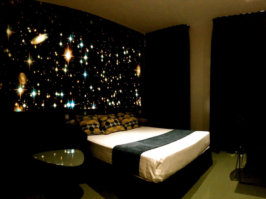 Driepersoonskamer | Individueel gedecoreerd, een bureau, verduisterende gordijnen