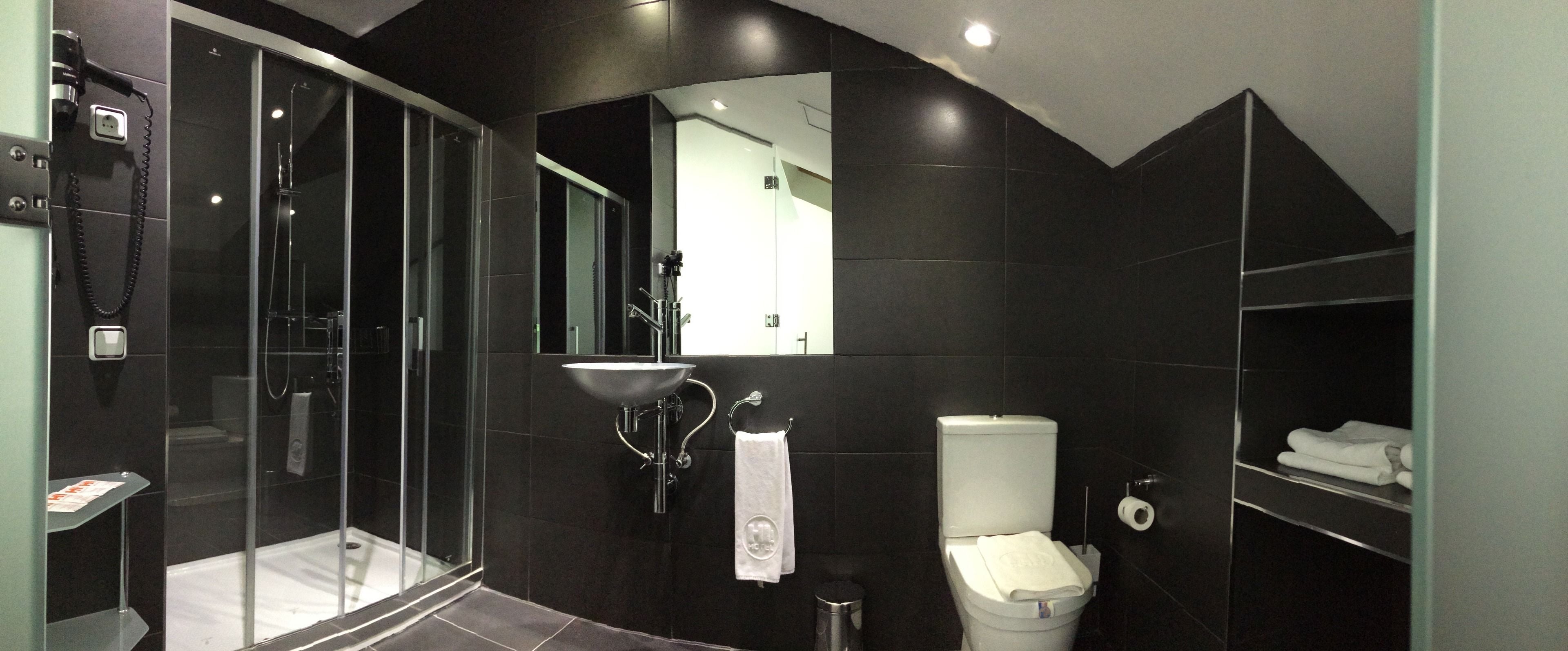 deluxe double room | bathroom | hair dryer, towels