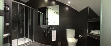 Deluxe Double Room | Bathroom | Hair dryer, towels