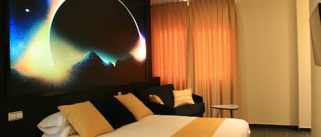 Individueel gedecoreerd, een bureau, verduisterende gordijnen