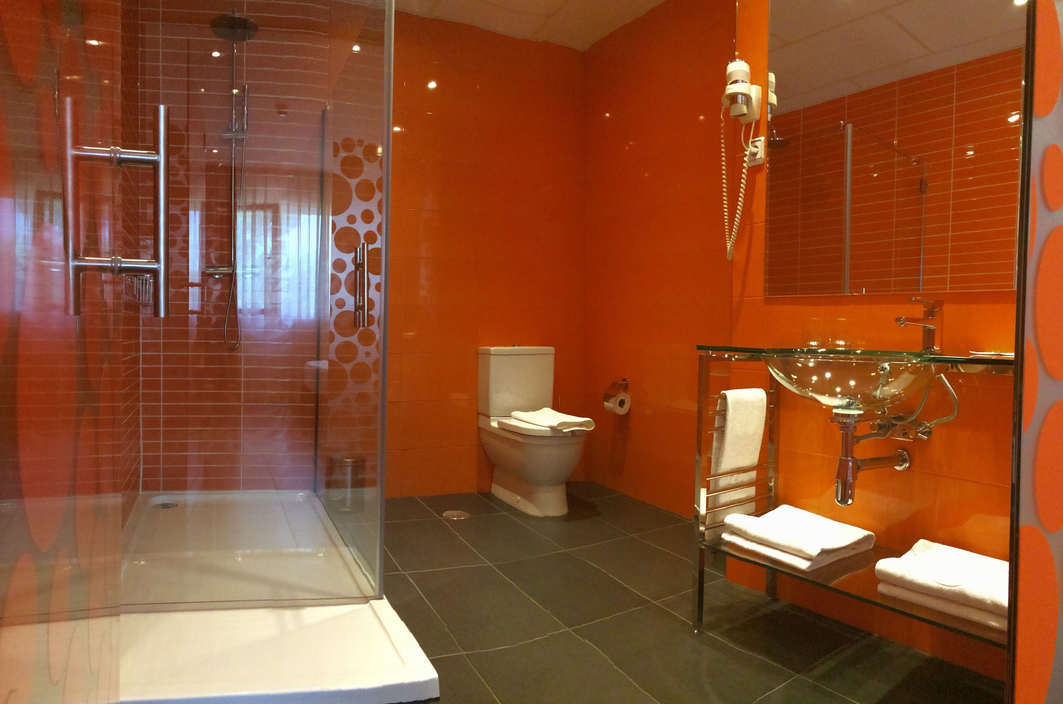 deluxe double room | bathroom | hair dryer, towels