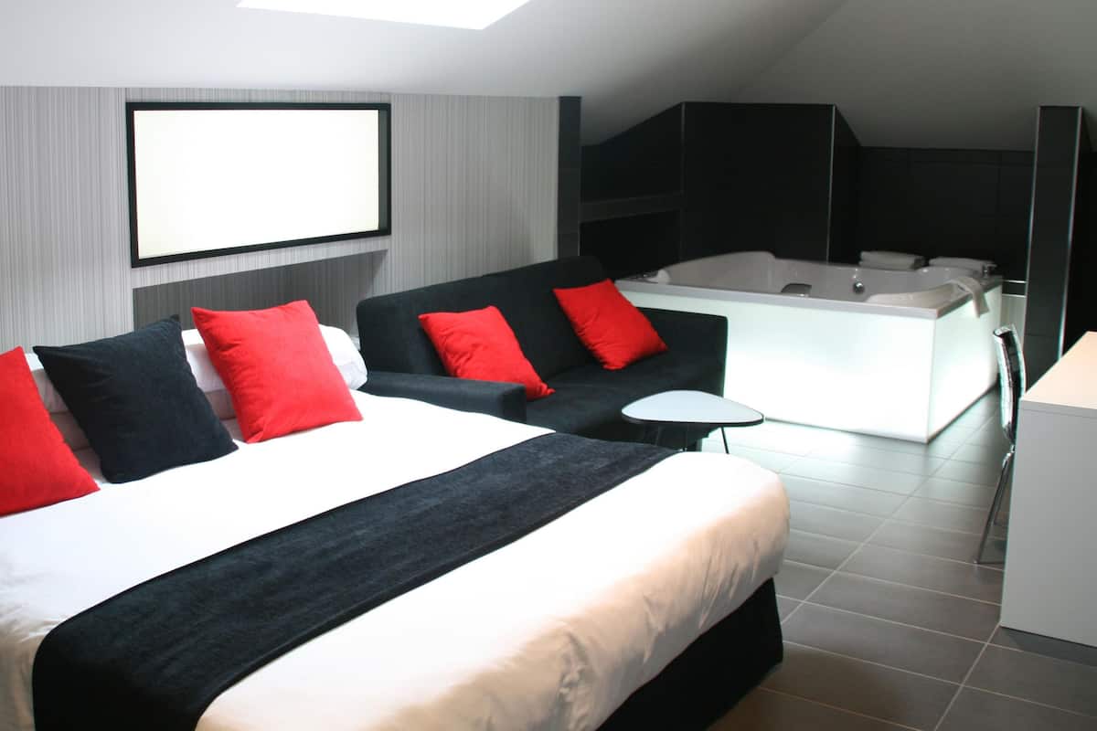 Suite | Individually decorated, desk, blackout drapes, soundproofing