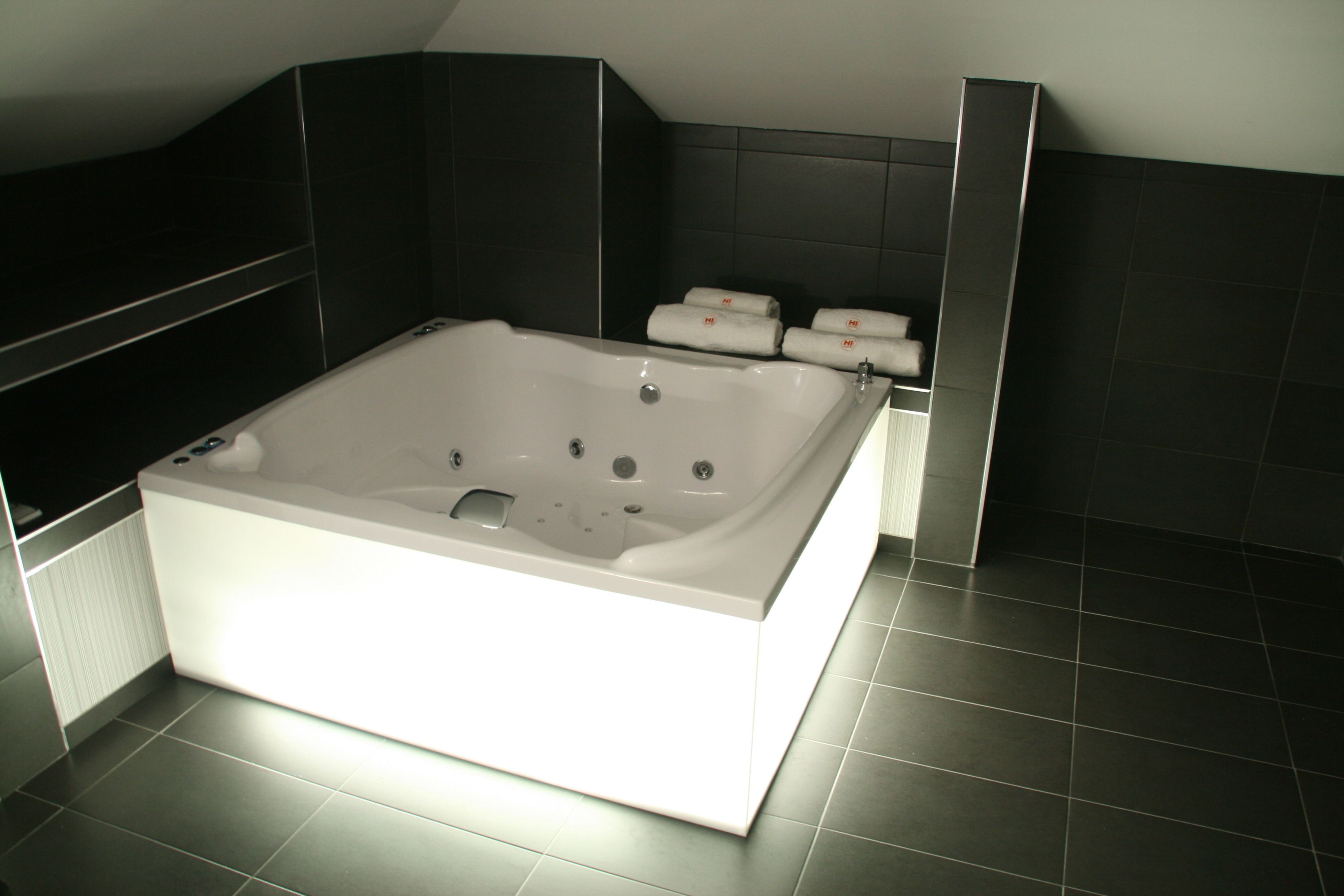 suite | jetted bathtub