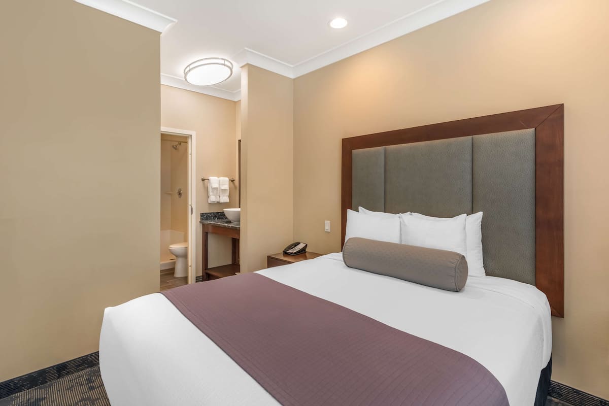 Suite, 1 Queen Bed with Sofa bed, Non Smoking, Refrigerator & Microwave (with Sofabed) | 1 bedroom, Egyptian cotton sheets, premium bedding, pillowtop beds