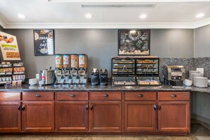 Free daily buffet breakfast  - Best Western Plus Avita Suites (Torrance)
