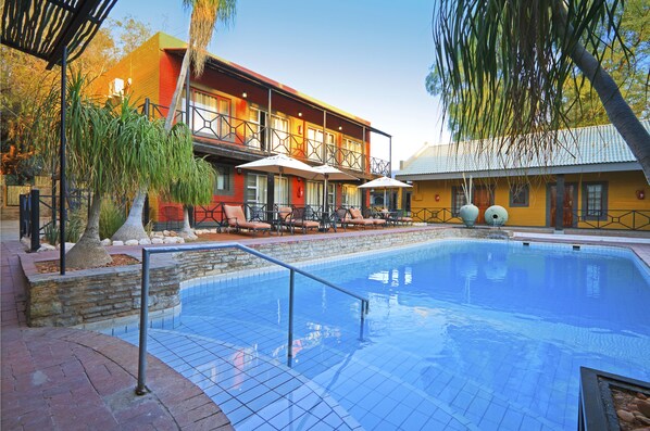 Ulkouima-allas, aurinkovarjoja, aurinkotuoleja