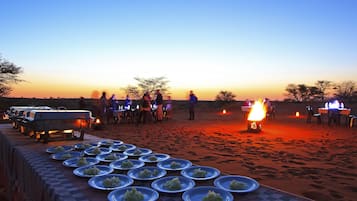 Se sirven desayunos, comidas, cenas y cocina local e internacional