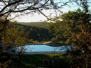 2 albercas al aire libre, sombrillas en la alberca y camastros 