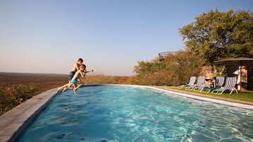 2 kolam renang outdoor, dengan payung kolam renang dan kursi berjemur