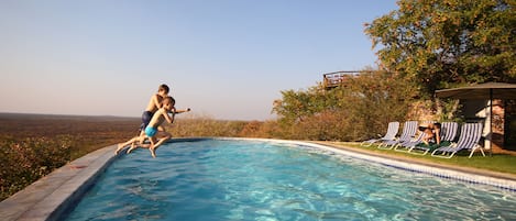 2 piscine all'aperto, ombrelloni da piscina, lettini