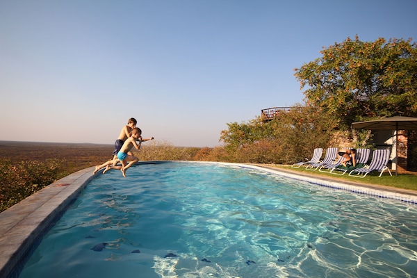 2 piscine all'aperto, ombrelloni da piscina, lettini