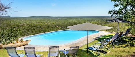 2 piscinas al aire libre, sombrillas, sillones reclinables de piscina