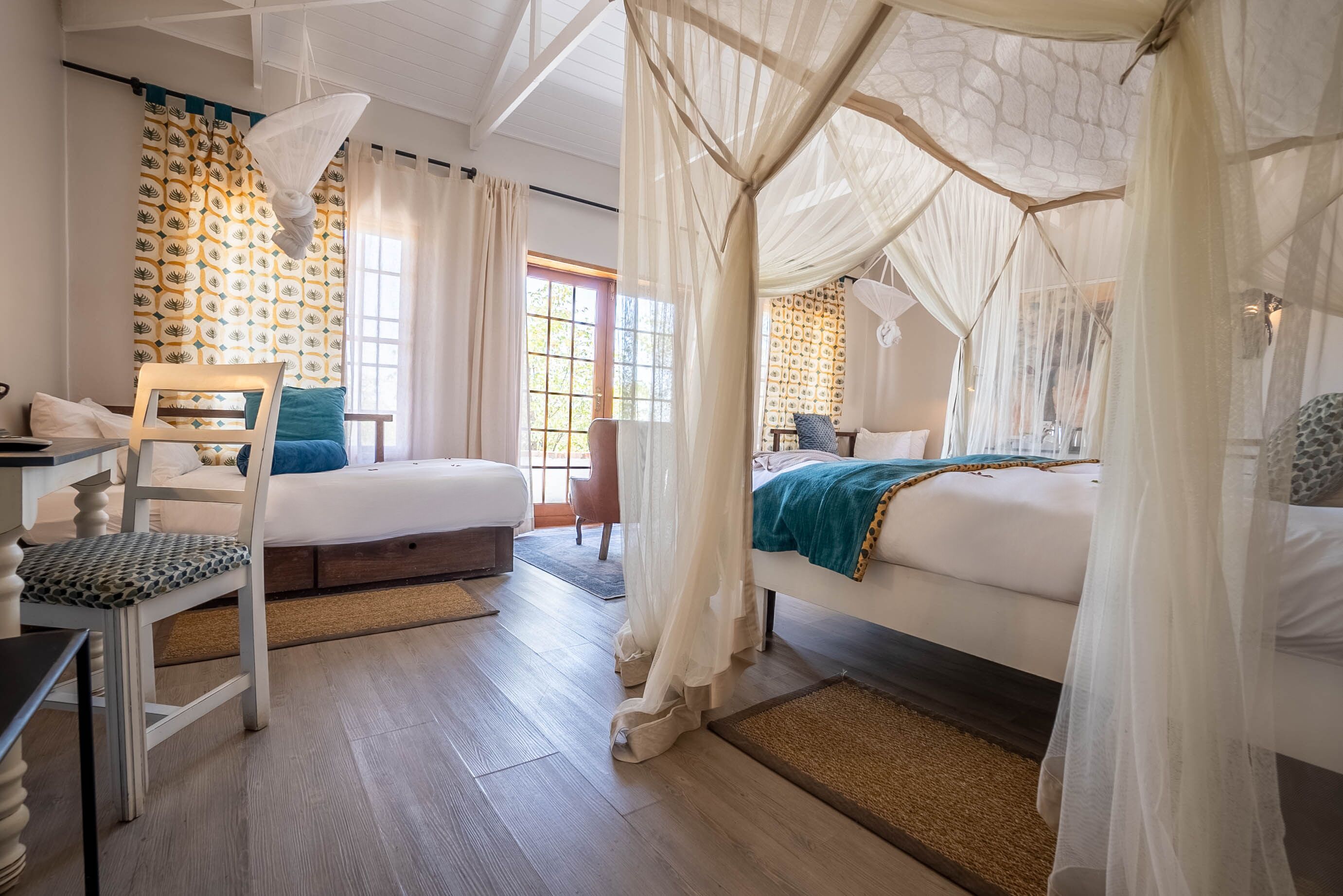 Familierom | Skrivebord, skrivebord for bærbar PC og sengetøy