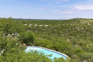 2 utendørsbassenger, bassengparasoller og solsenger