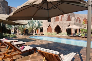 Piscina externa, guarda-sóis, espreguiçadeiras