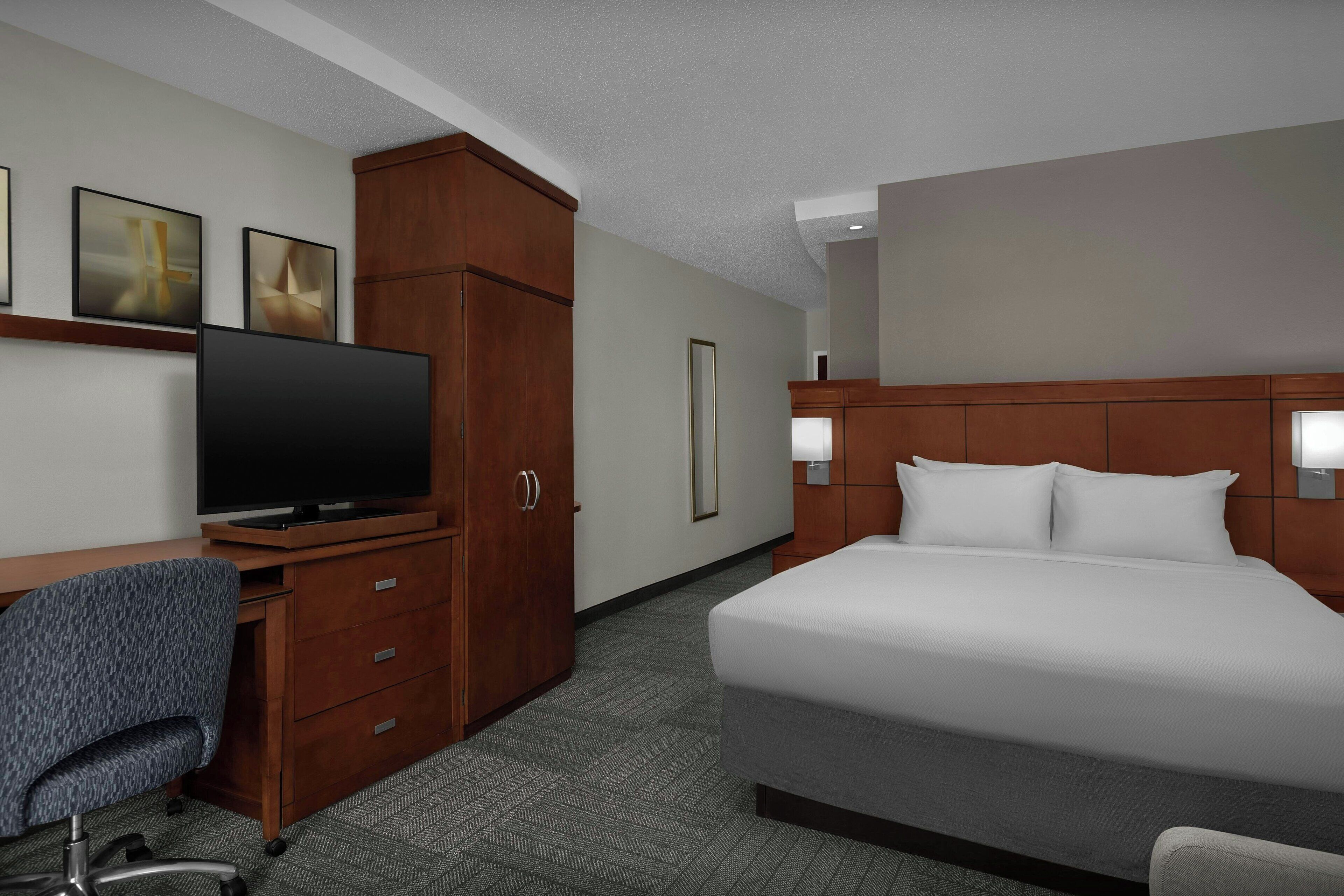 Habitación, 1 cama King size y sofá cama | Ropa de cama de alta calidad, camas con pillow-top y escritorio 